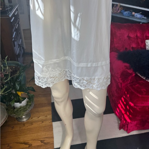 Elegant Vintage 1960’s White Lace Slip Dress with Floral Lace Details - Picture 6 of 12